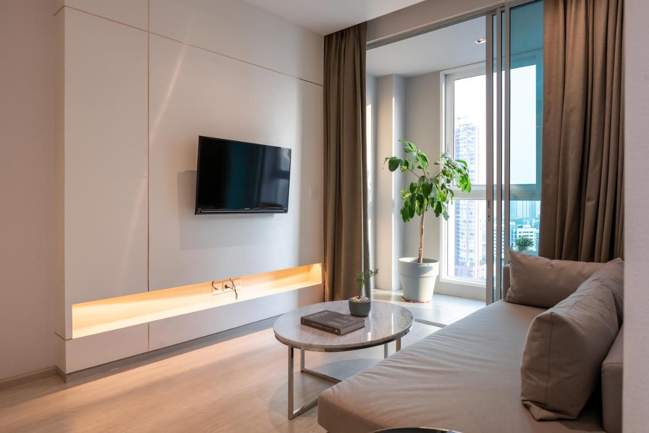 Jasmine 59 Hotel Bangkok Ngoại thất bức ảnh A living room in a serviced apartment in Hong Kong