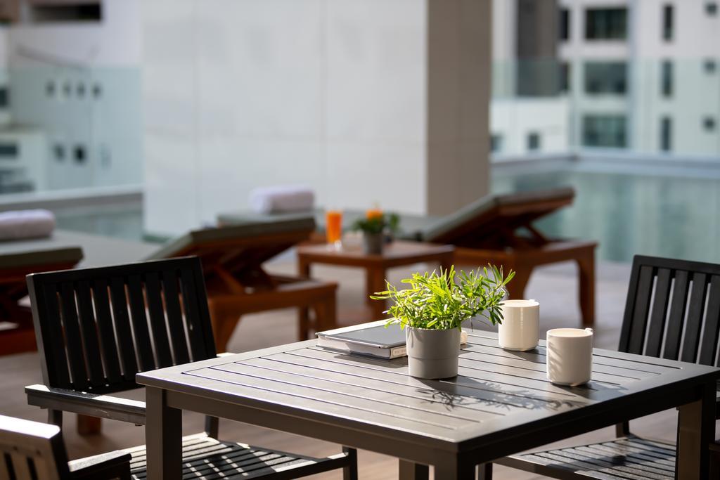 Jasmine 59 Hotel Bangkok Ngoại thất bức ảnh A table and chairs