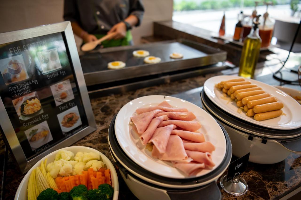 Jasmine 59 Hotel Bangkok Ngoại thất bức ảnh A chef cooking